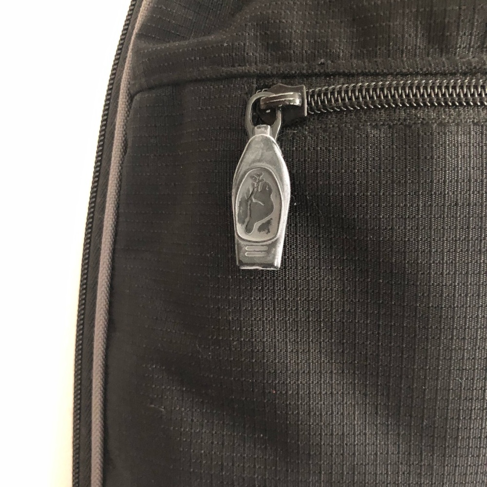 ROOTS Athletics Expandable Drawstring Backpack Bag - Picture 3 of 9